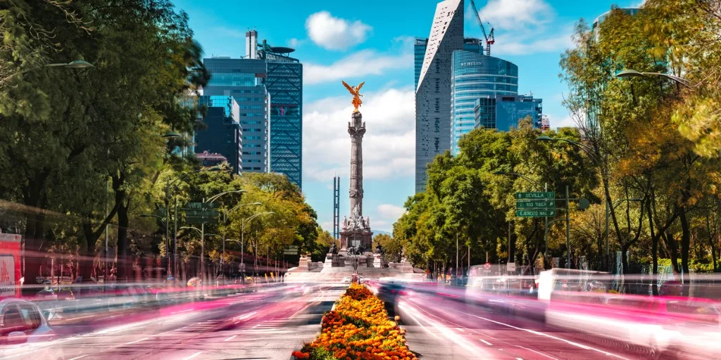 matching-day-and-night-mexico-city-skyline-picture-id1067637248